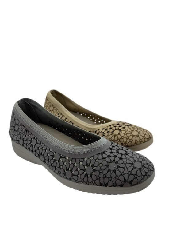 818 Zapatilla picada flor mujer